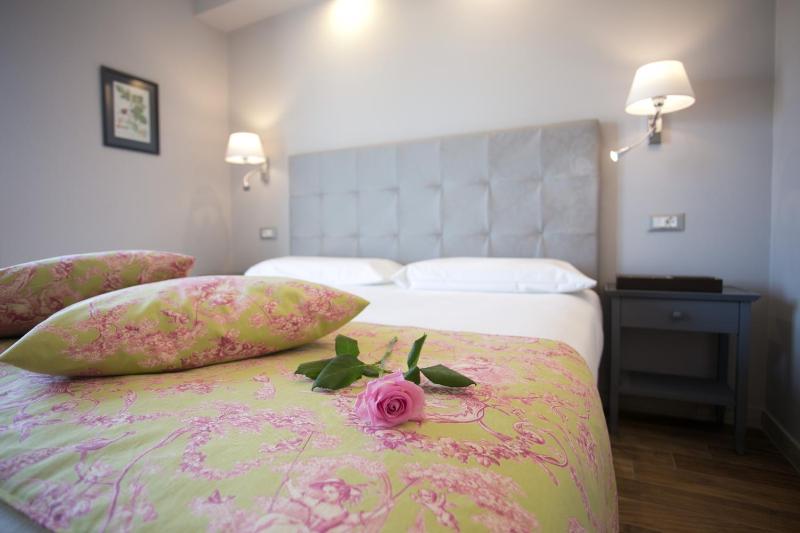 Double Room with Balcony and Sea View image 2
