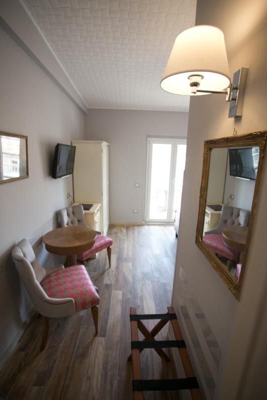 Double Room with Balcony and Sea View image 3