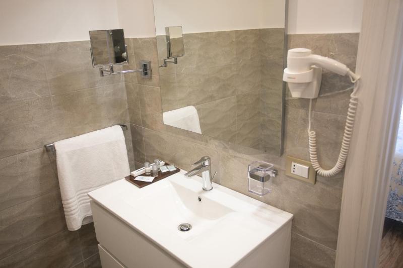 Double Room with Balcony and Sea View image 2