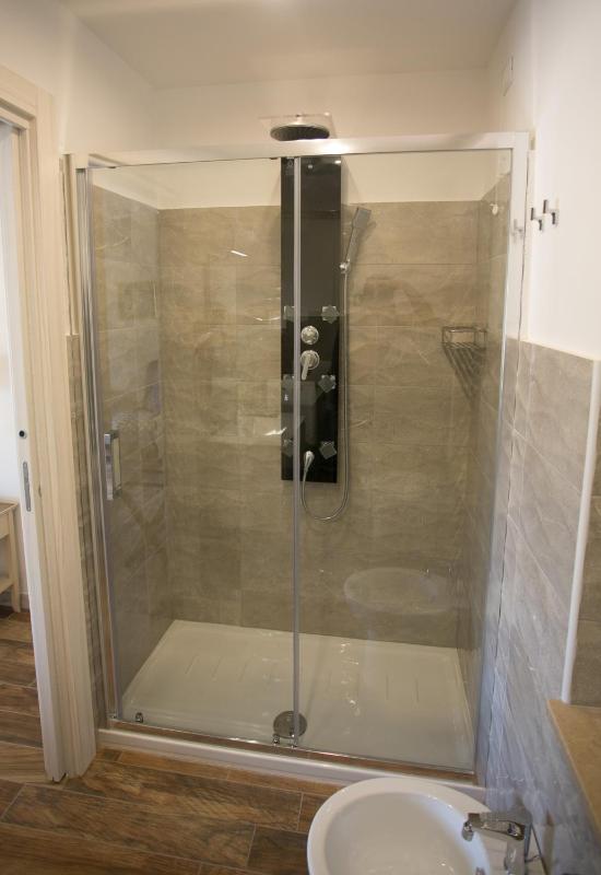 Double Room with Balcony and Sea View image 3