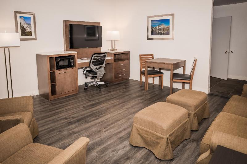 Queen Suite - Non-Smoking image 3
