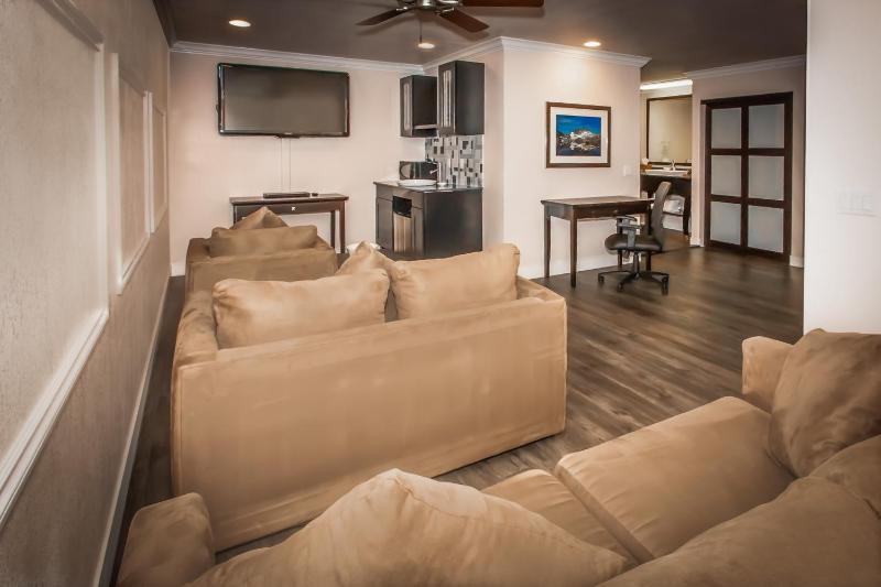 King Suite with Sofa Bed - Non-Smoking image 4