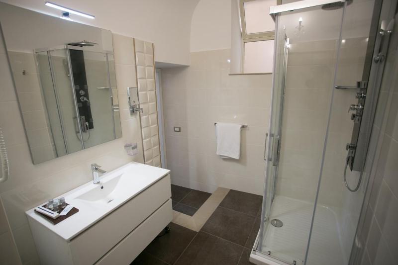 Deluxe Double Room with Balcony and Sea View image 3