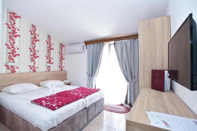 Double or Twin Room with Balcony image 3