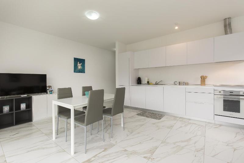 One-Bedroom Apartment with Garden View image 3