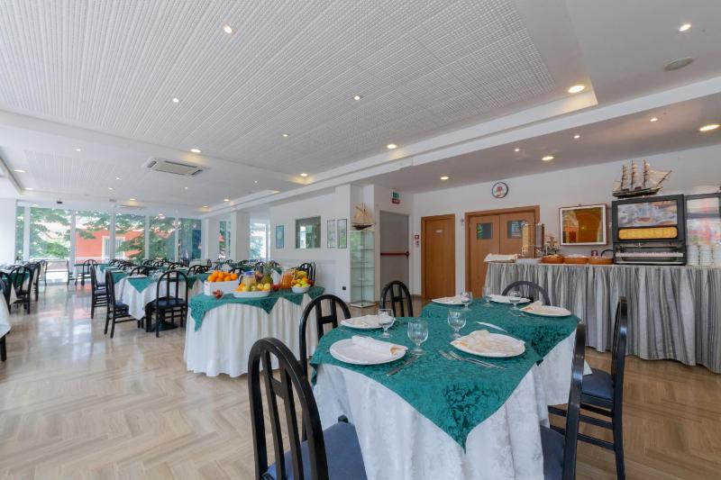 Deluxe Double or Twin Room image 2