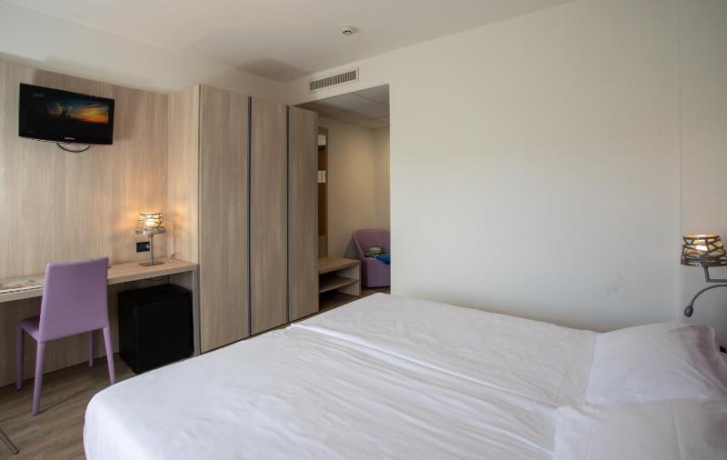 Classic Double Room image 4