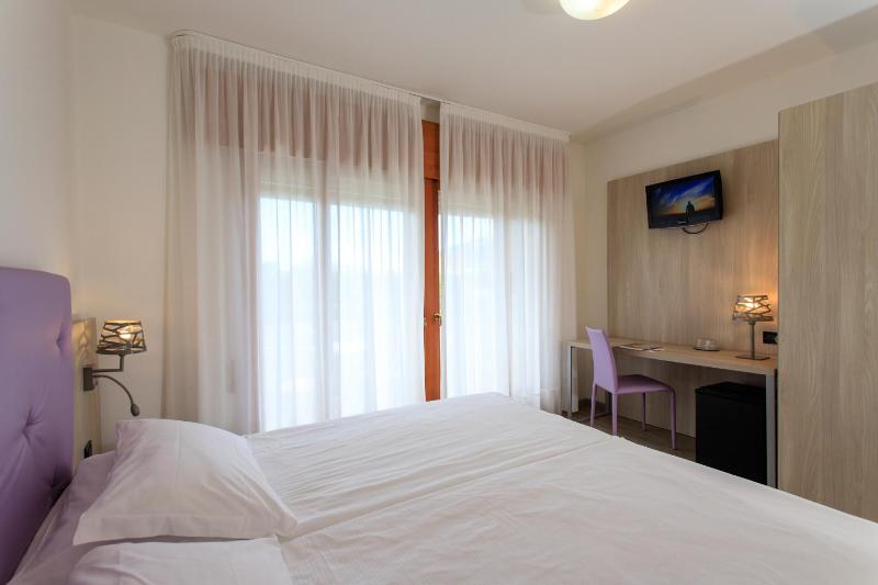 Classic Double Room image 3