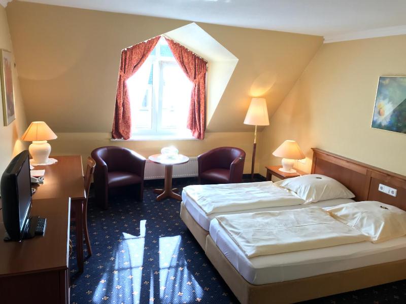 Double Room image 3