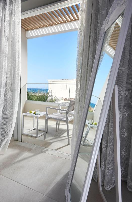 Deluxe Double Room with Side Sea View image 4