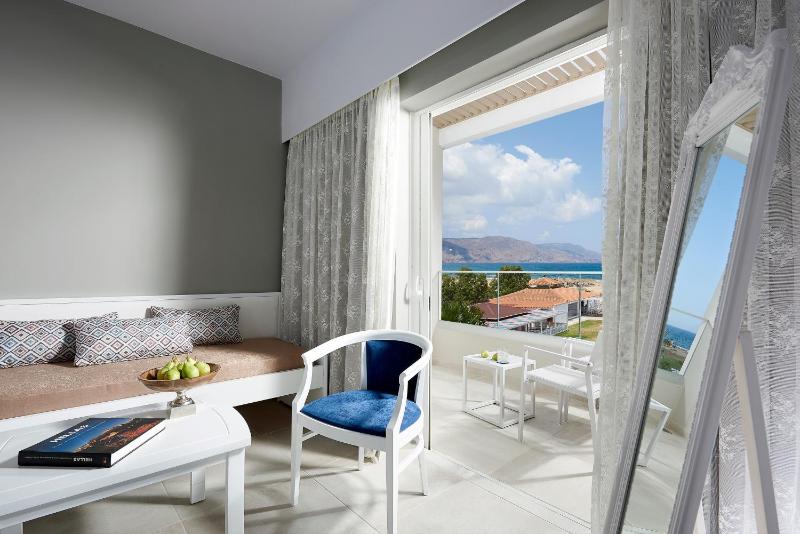 Deluxe Double Room with Side Sea View image 3