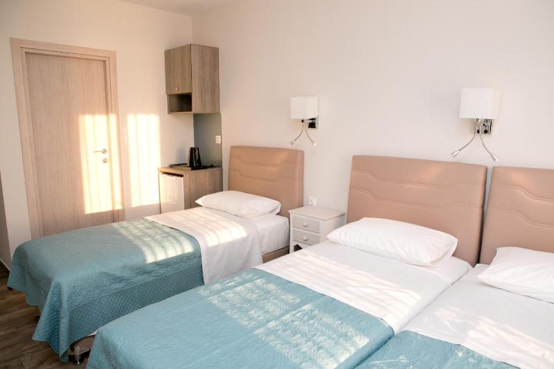 Triple Room with Sea View image 3