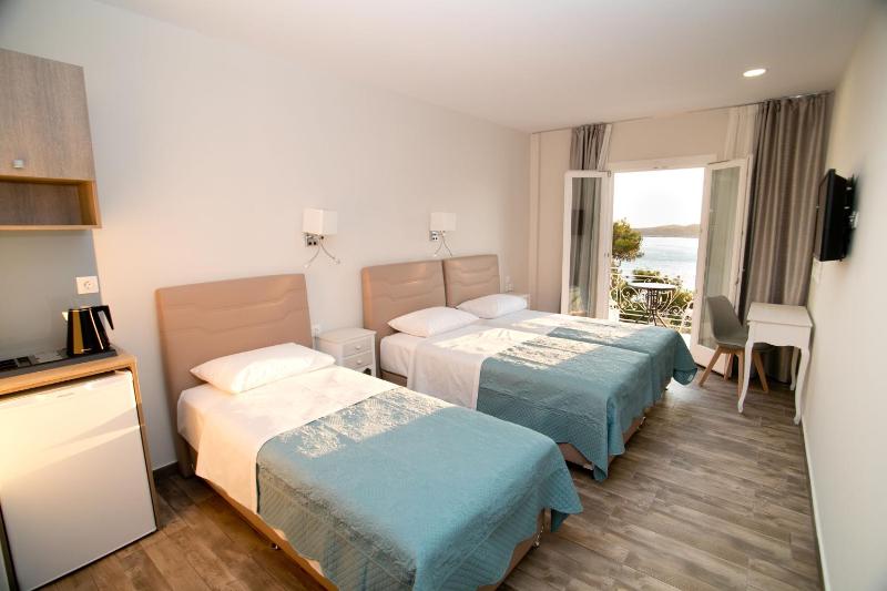 Triple Room with Sea View image 2