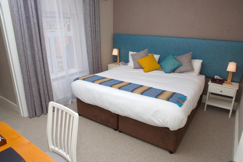 Deluxe Double or Twin Room image 4