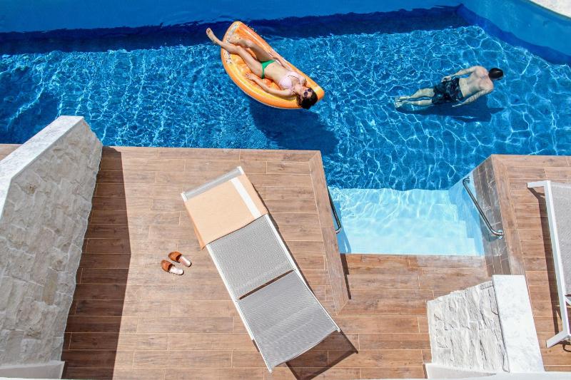 Deluxe Double Room with Shared Pool  image 3