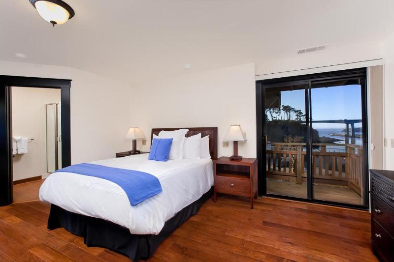 Queen Room with Balcony image 2