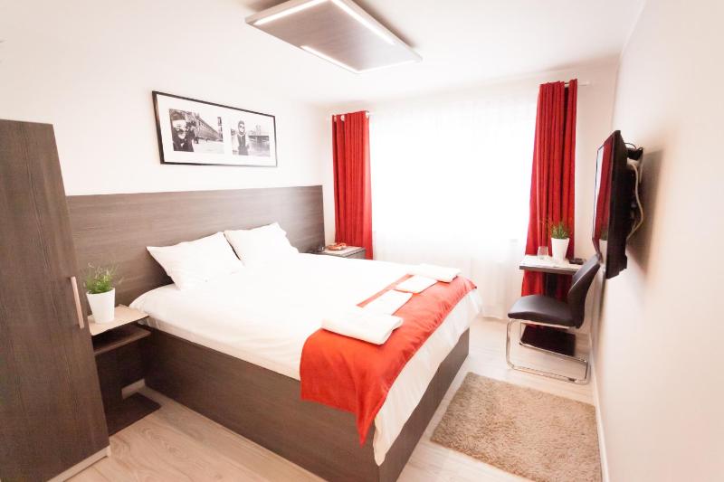 Double Room image 3