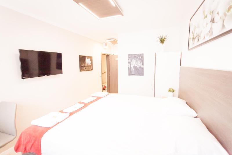 Double Room image 1