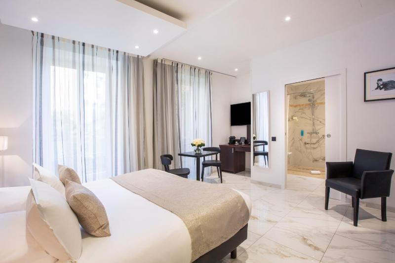 Deluxe King Room image 3