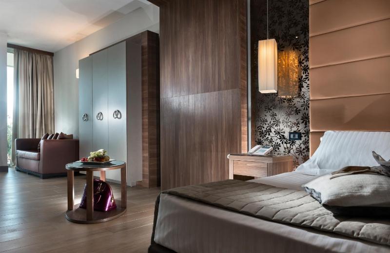 Deluxe Suite with Sea View image 1