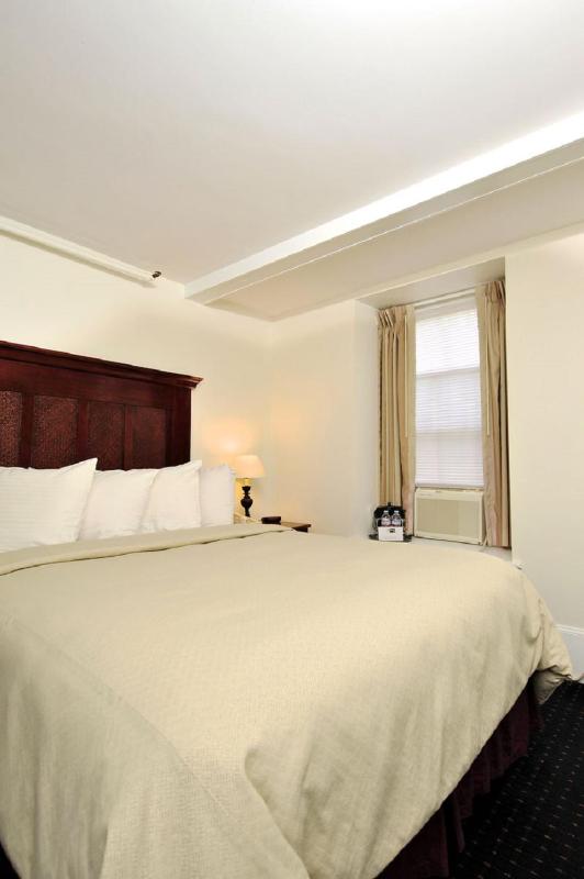 Deluxe King Room image 2