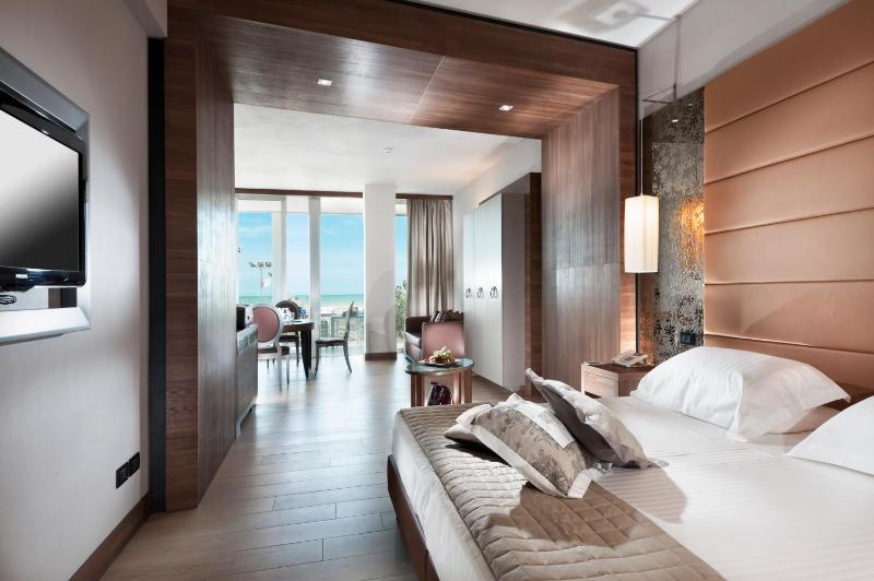 Waldorf Suite Hotel - image 14