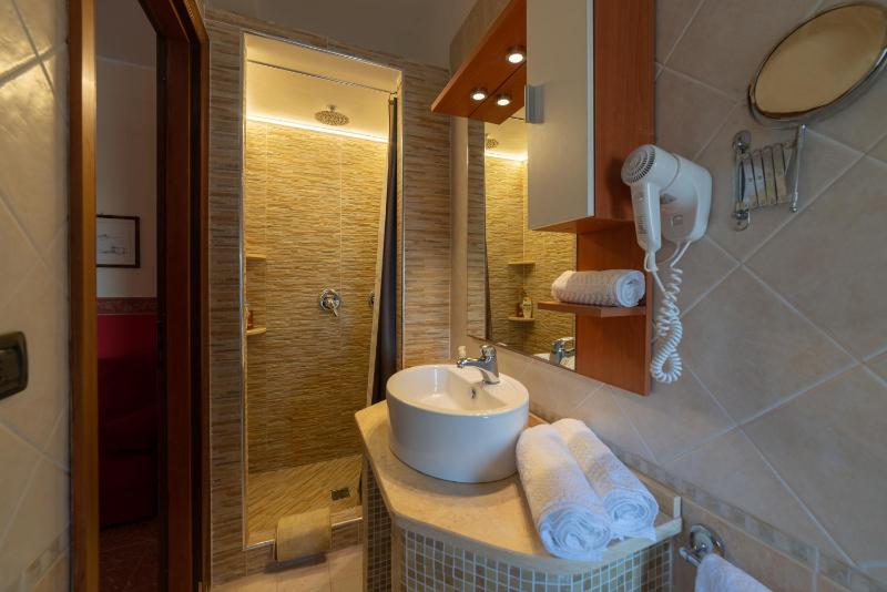 Twin Room with Private Bathroom image 1