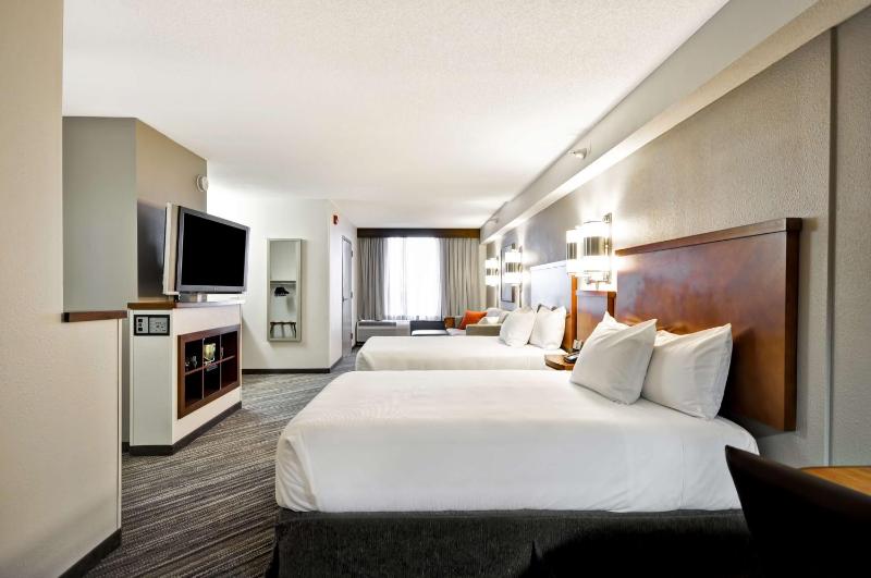 Double Room with Two Double Beds and Accessible Tub - Disability Access image 3