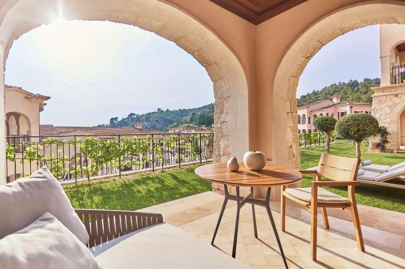 Grand Suite with Garden Access image 3