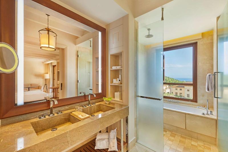 Junior Suite with Resort View image 2