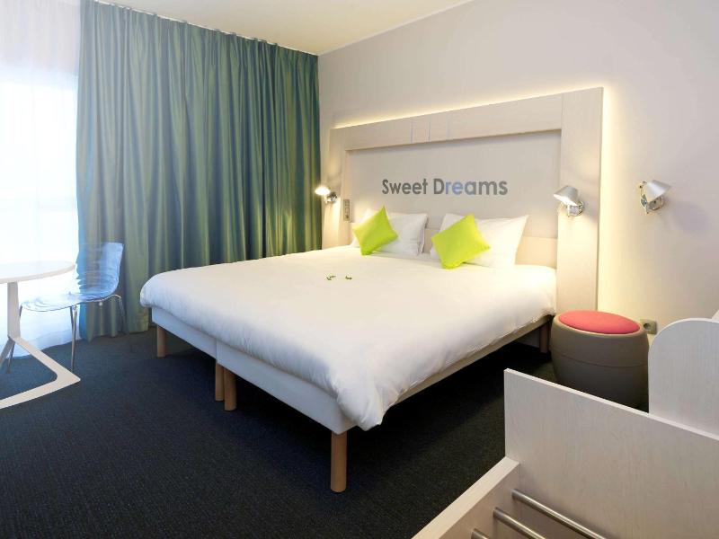 Standard Twin Room image 4