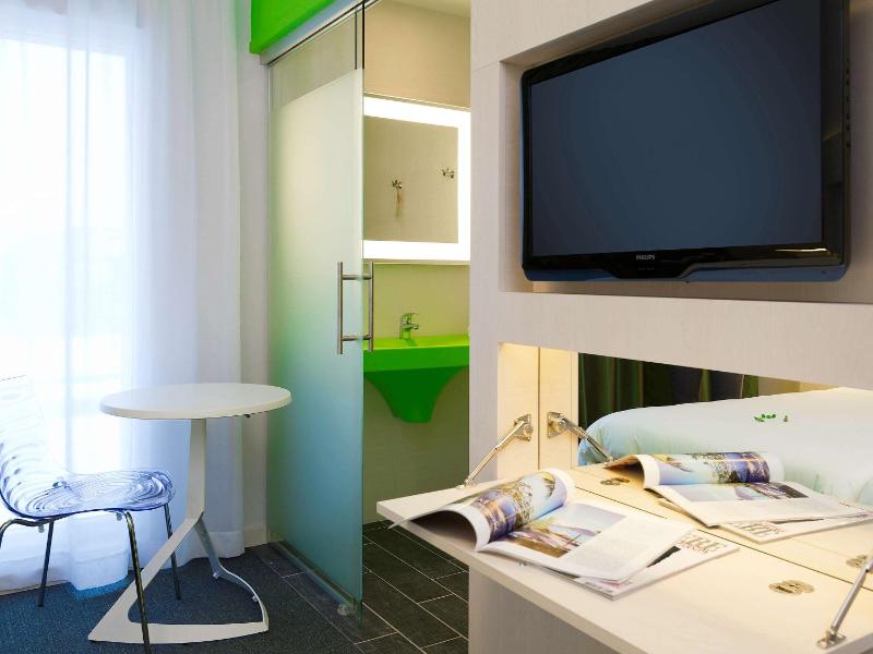 Standard Twin Room image 3