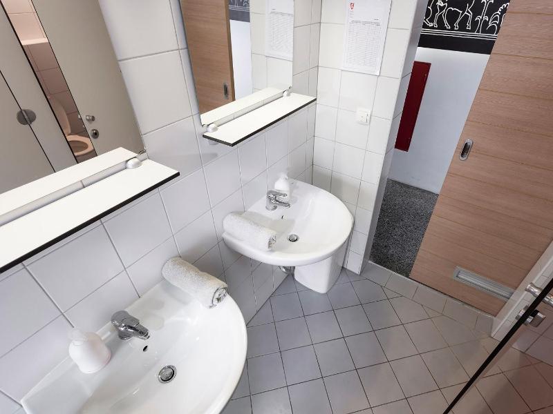 Triple Room with Shared Bathroom image 4