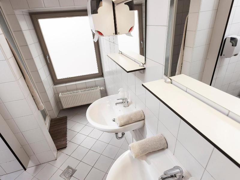 Triple Room with Shared Bathroom image 3