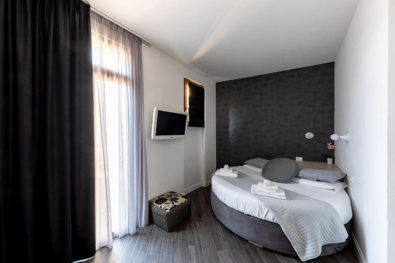 Economy Double Room with City View and Balcony image 1