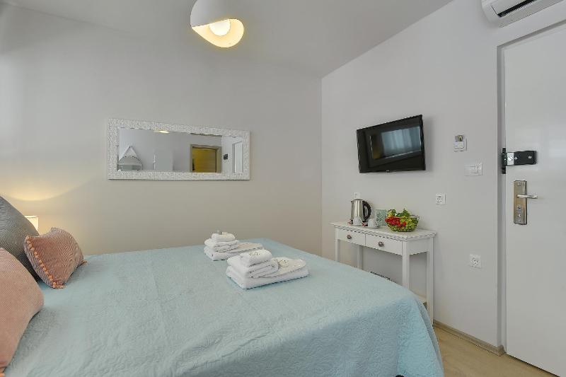 Studio with Balcony image 4