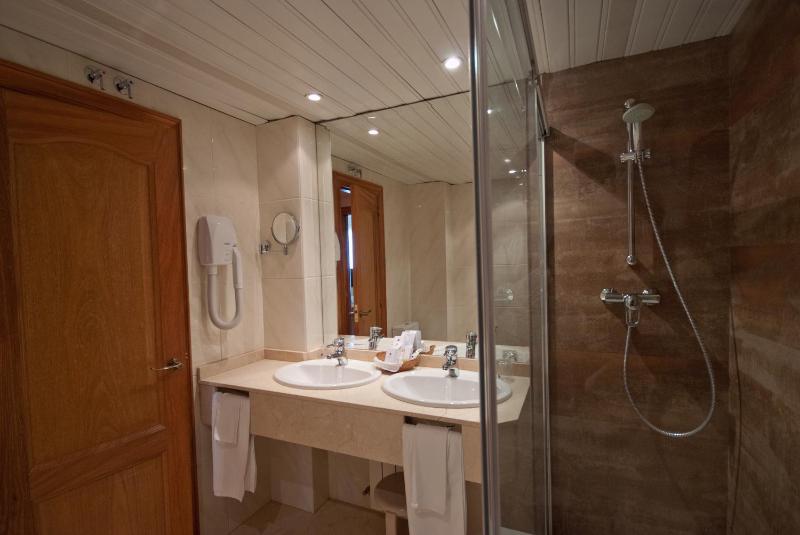 Double or Twin Room image 3