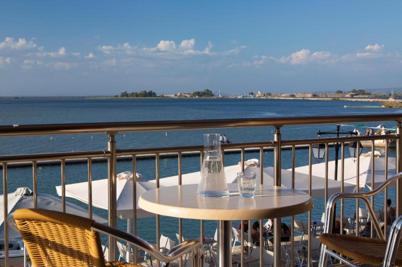 Deluxe Double Room with Balcony and Sea View image 3