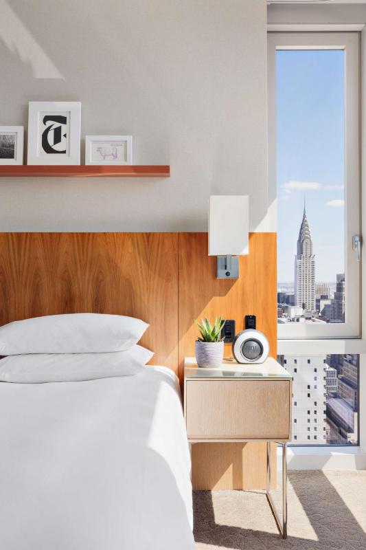 King Suite with Skyline View - High Floor image 4