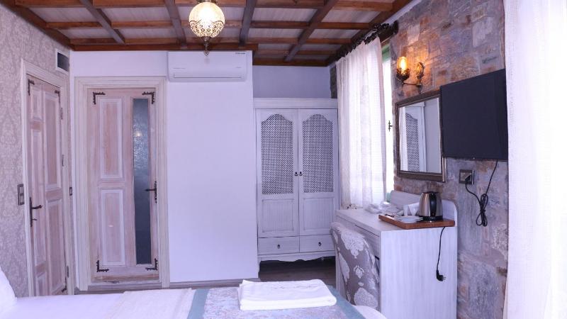 Economy Double Room image 2