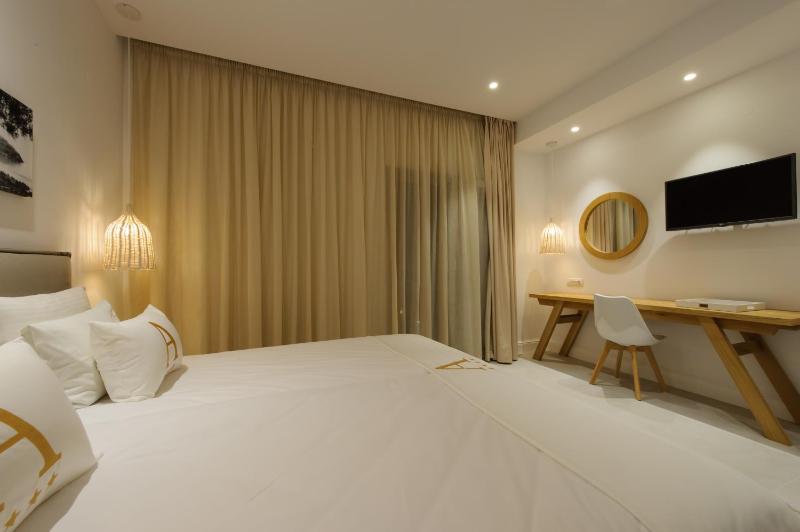 Small Double Room image 1