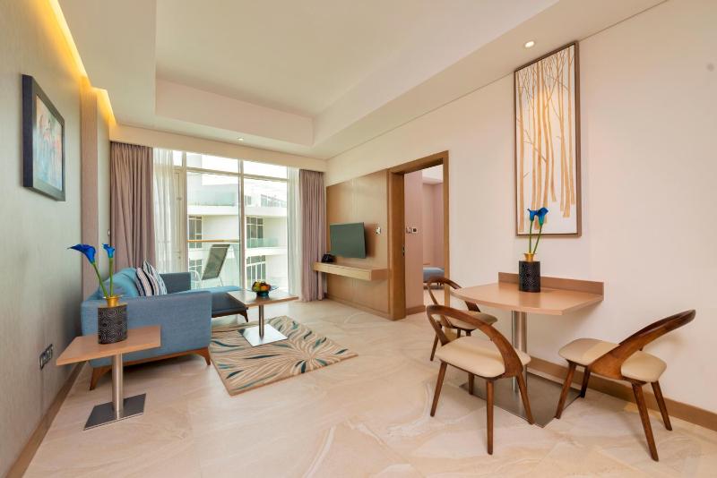 One-Bedroom Suite with Hotel Private Beach Access image 2