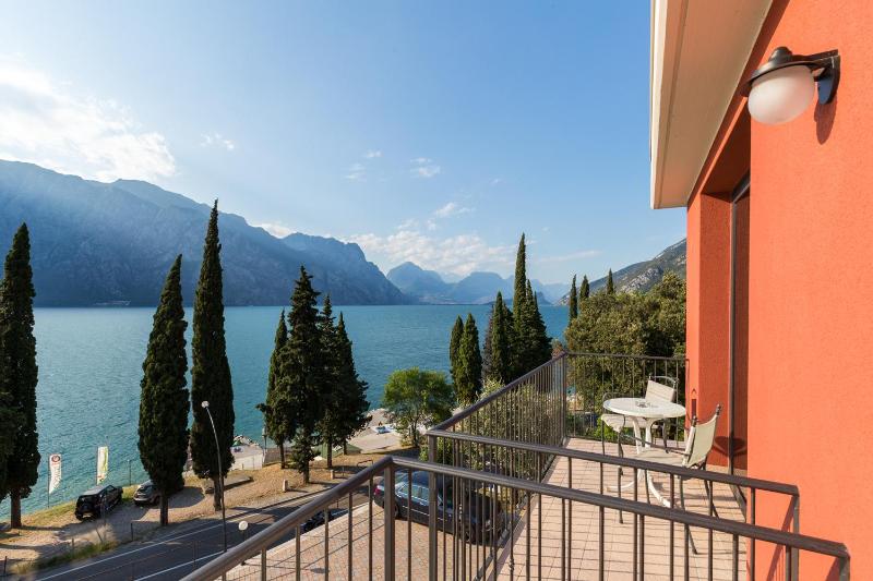 Superior Double Room with Balcony and Lake View image 4