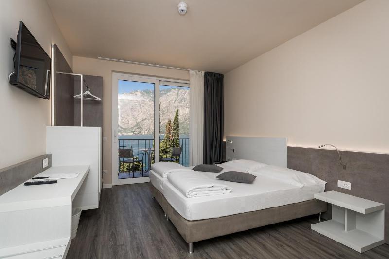 Superior Double or Twin Room with Terrace and Lake View image 2