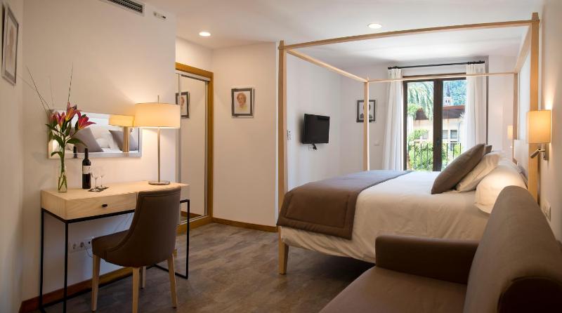 Standard Double or Twin Room image 4