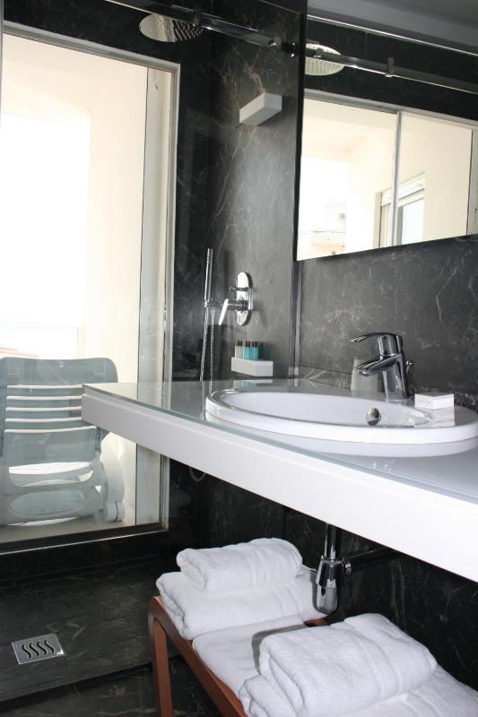 Deluxe Double Room with Sea View image 3