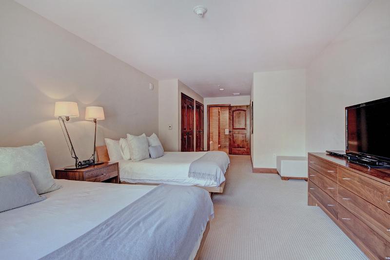 3 BR Luxury Ritz-Carlton Condo with Mountain Views - image 12