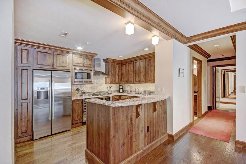 3 BR Luxury Ritz-Carlton Condo with Mountain Views - image 7