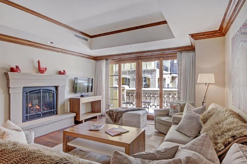 3 BR Luxury Ritz-Carlton Condo with Mountain Views - image 1