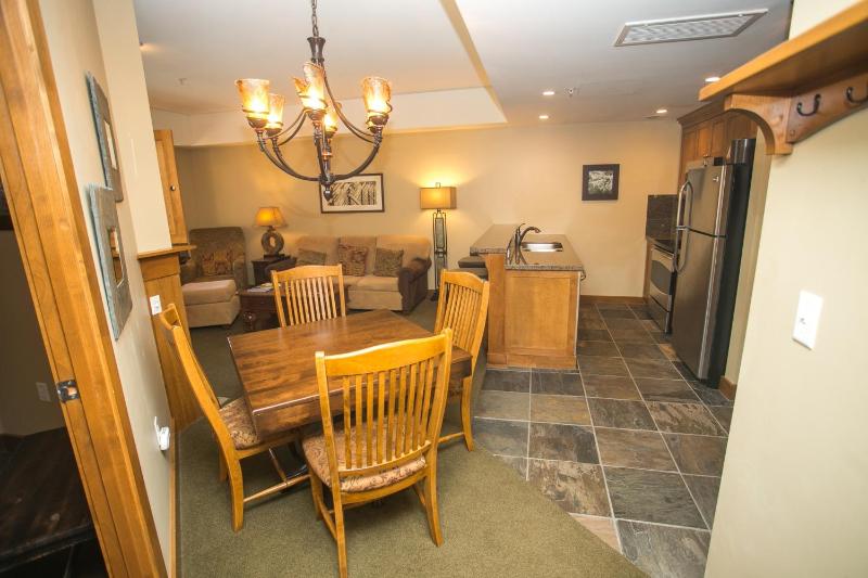 Sundial Lodge Condo Steps from Red Pine Gondola Save 20% on 7 Nights! - image 18